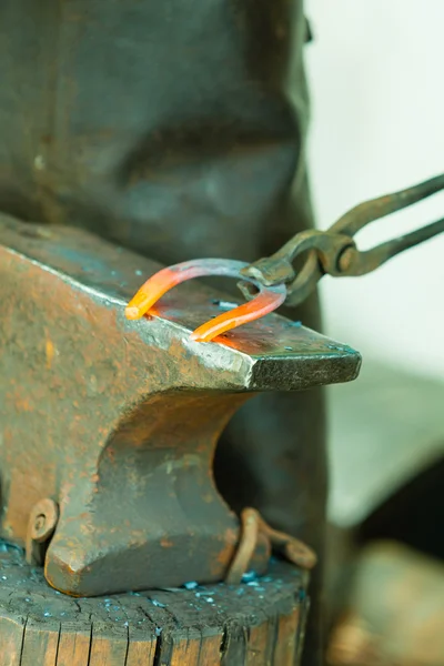 Hameren gloeiend staal - om toe te slaan terwijl het ijzer heet is. — Stockfoto