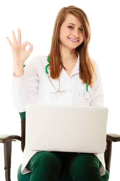 Mujer médico trabajando en portátil — Foto de Stock