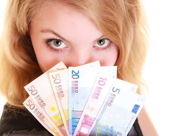 Frau hält Eurogeld in der Hand. — Stockfoto