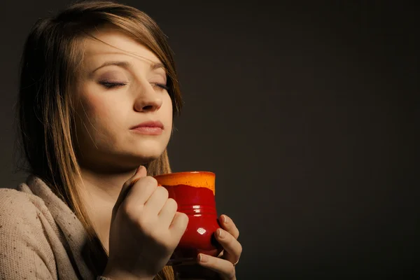 Chica sosteniendo taza de té o café de bebida caliente — Foto de Stock