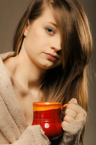 Chica sosteniendo taza de té o café de bebida caliente —  Fotos de Stock