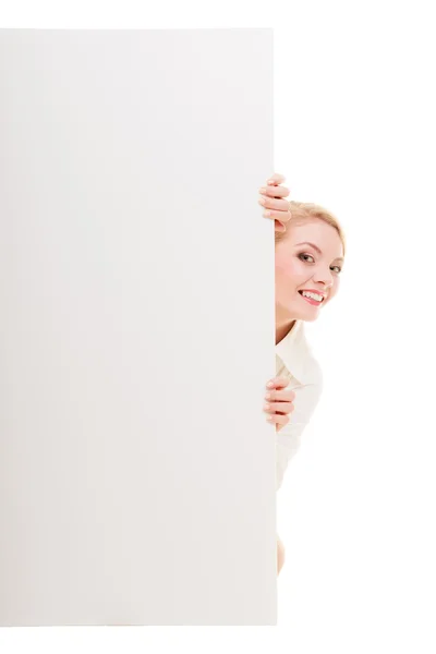 Mujer de negocios escondida detrás de banner de espacio de copia en blanco — Foto de Stock