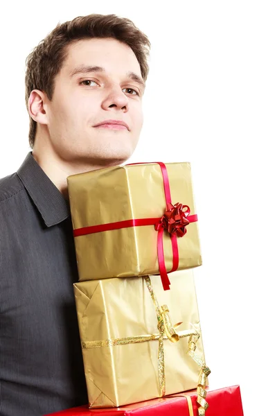 Молодой человек дарит подарки коробки — стоковое фото