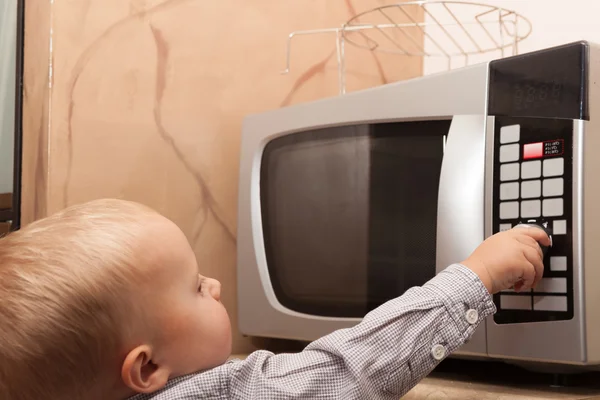 男孩玩的微波烤箱定时器 — 图库照片