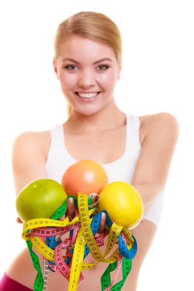 Fit menina com fitas de medida frutas cítricas — Fotografia de Stock