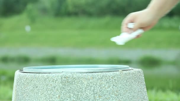 Man hand throwing out piece of paper in trash can — Stock Video