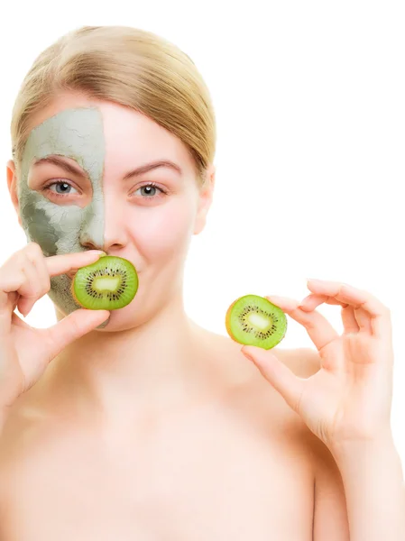 Kvinna i lera mask med kiwi på ansikte — Stockfoto