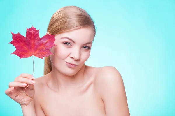 Portrait de jeune femme à la feuille d'érable rouge . — Photo