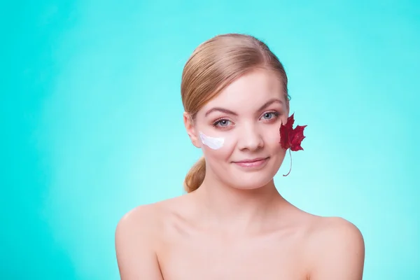 Visage de jeune femme fille avec feuille d'érable rouge . — Photo