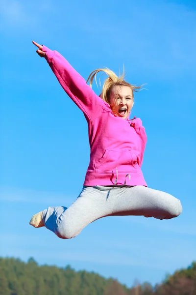 Vidám nő melegítőben jumping, szabadtéri bemutató — Stock Fotó