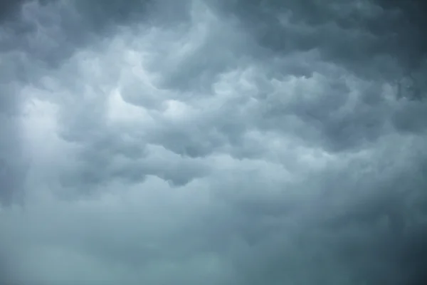 Nubes tormentosas en el cielo . — Foto de Stock