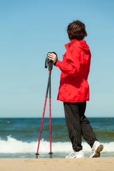 Woman hiking on the beach. — Stock Photo, Image