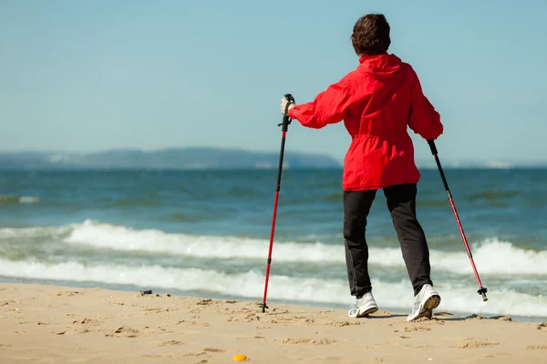 Woman hiking on the beach. — Stock Photo, Image