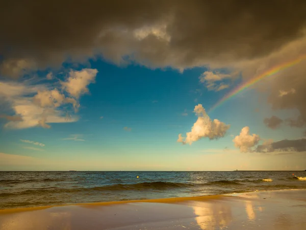 Landscape view on sky with rainbow at sea. — Stock Photo, Image