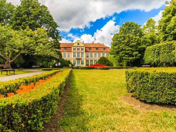 Zobrazit na opati palác a květiny v Gdaňsku oliva parku. — Stock fotografie