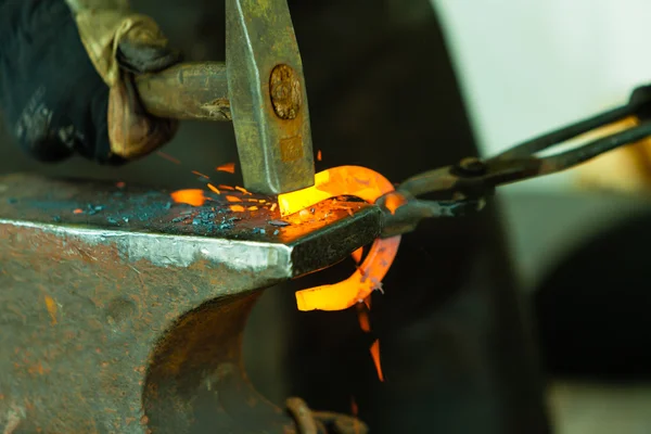 Hammering glowing steel — Stock Photo, Image