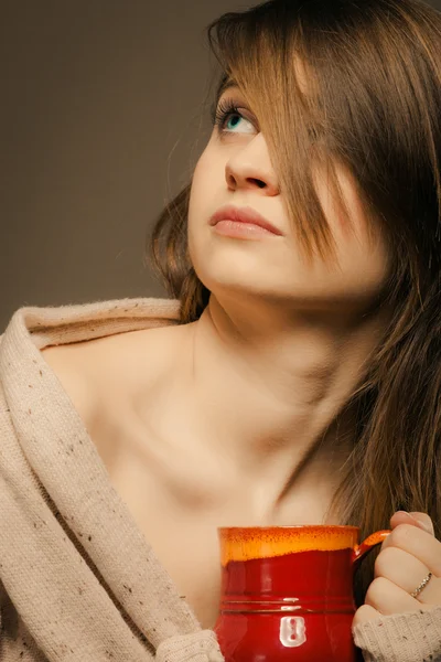 Menina segurando xícara de chá ou café de bebida quente — Fotografia de Stock