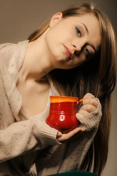 Menina segurando xícara de chá ou café de bebida quente — Fotografia de Stock