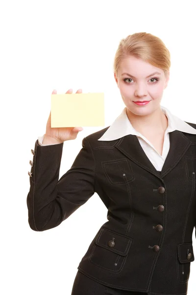 Empresaria sosteniendo tarjeta de espacio de copia en blanco — Foto de Stock