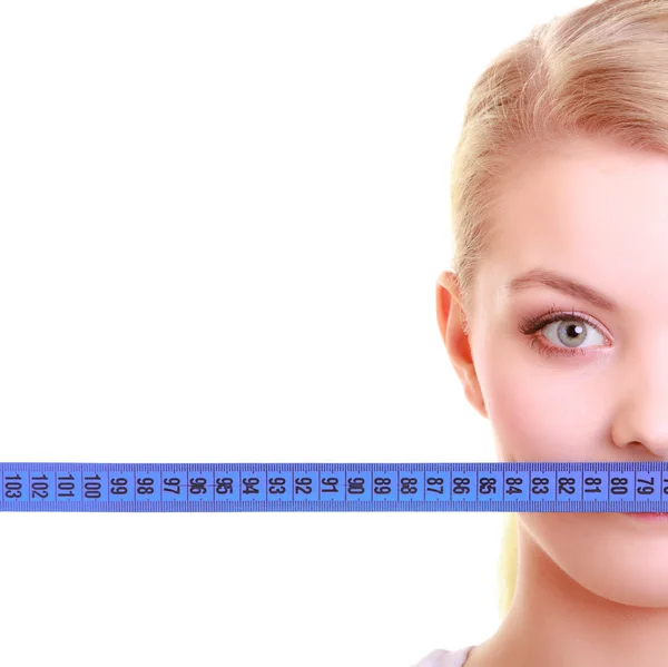 Chica de fitness cubriéndose la boca con cinta métrica —  Fotos de Stock