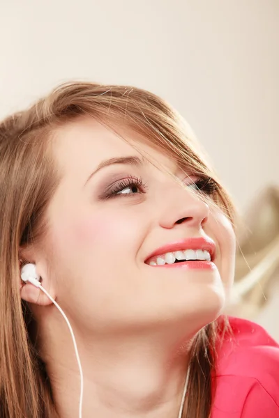 Meisje met witte hoofdtelefoon die naar muziek luistert — Stockfoto