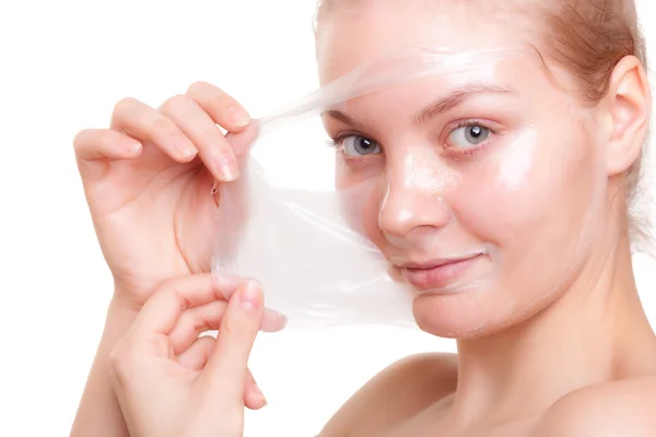 Kvinna i facial peel off mask. — Stockfoto