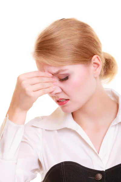 Kobieta cierpi na ból głowy. — Zdjęcie stockowe