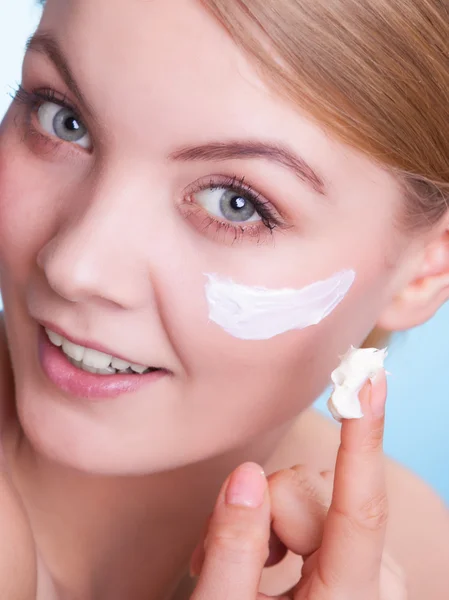 Gezicht van jonge vrouw het verzorgen van droge huid. — Stockfoto