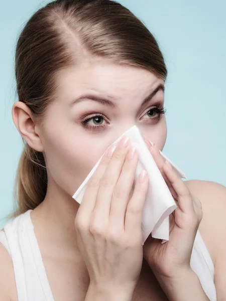 Sick girl sneezing in tissue. — Stock Photo, Image