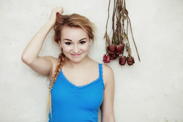 Blond woman showing her damaged dry hair — Stock Photo, Image