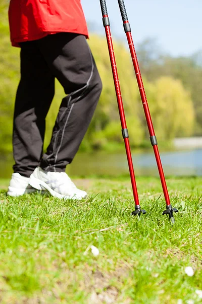 Kvinnliga ben vandring i parken. — Stockfoto