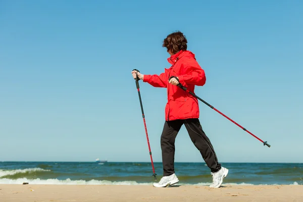 Mulher caminhando na praia . — Fotografia de Stock