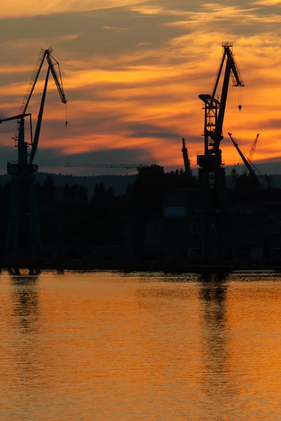 Grande grue de chantier naval au coucher du soleil à Gdansk, Pologne . — Photo