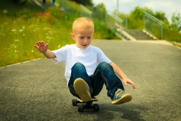 Skater pojke med sin skateboard — Stockfoto