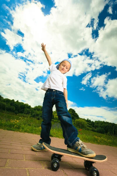 Skater boy con su monopatín — Foto de Stock