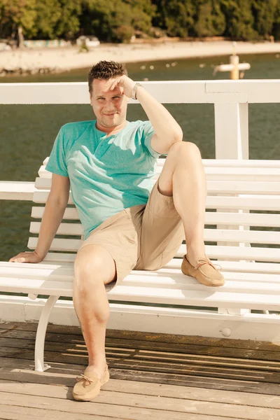 Retrato de moda del hombre guapo en el banco al aire libre —  Fotos de Stock