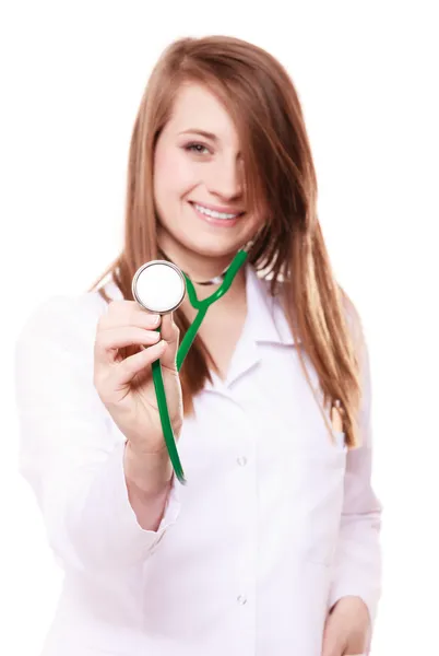 Femme médecin en blouse de laboratoire avec stéthoscope — Photo