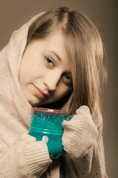 Dziewczyna trzyma kubek kubek kawy lub herbaty gorący napój — Zdjęcie stockowe