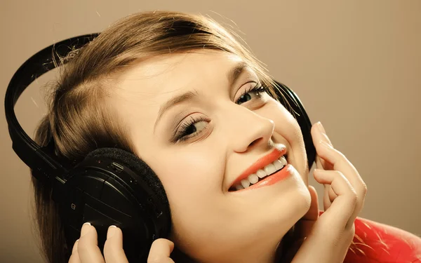 Sonriente chica adolescente en los auriculares — Foto de Stock