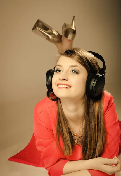 Uśmiechnięta dziewczyna w słuchawkach — Zdjęcie stockowe