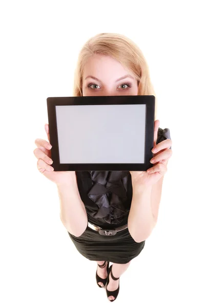 Donna d'affari che mostra lo spazio di copia sul touchpad tablet — Foto Stock