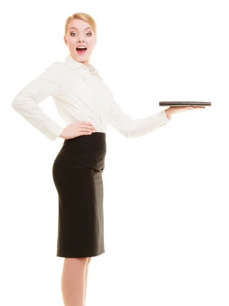 Geschäftsfrau zeigt Kopierraum. — Stockfoto
