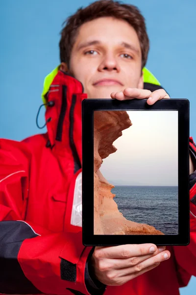 Uomo che mostra il paesaggio marino su tablet . — Foto Stock