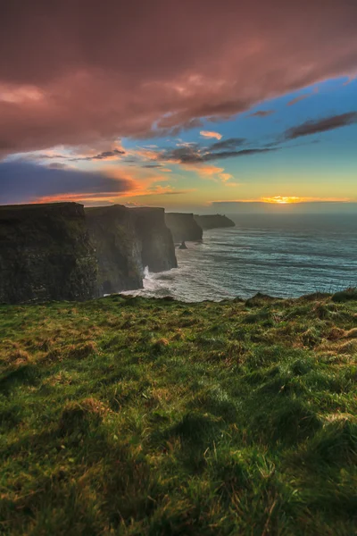 Falésias de Moher ao pôr do sol em Co. Clare Irlanda — Fotografia de Stock