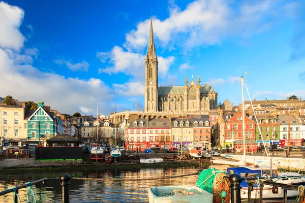 COBH, IRLANDA - 26 DE NOVIEMBRE: puerto y ciudad el 26 de noviembre de 2012 en Cobh Irlanda —  Fotos de Stock