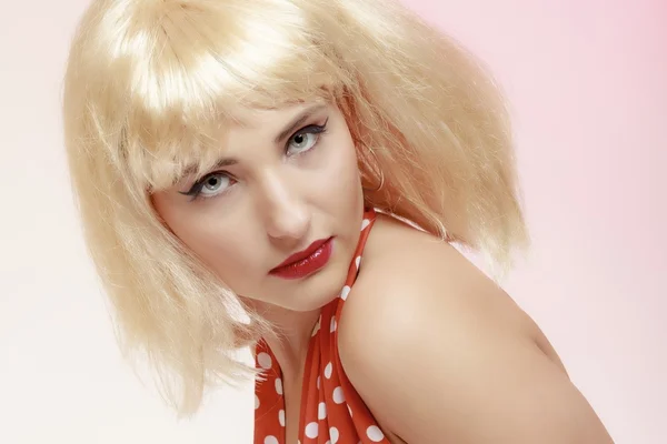 Retrato bela garota pinup em vestido vermelho retro peruca loira. Vindima . — Fotografia de Stock