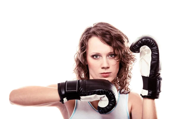 Boxeadora deportiva con guantes negros. Fitness chica entrenamiento patada boxeo . — Foto de Stock