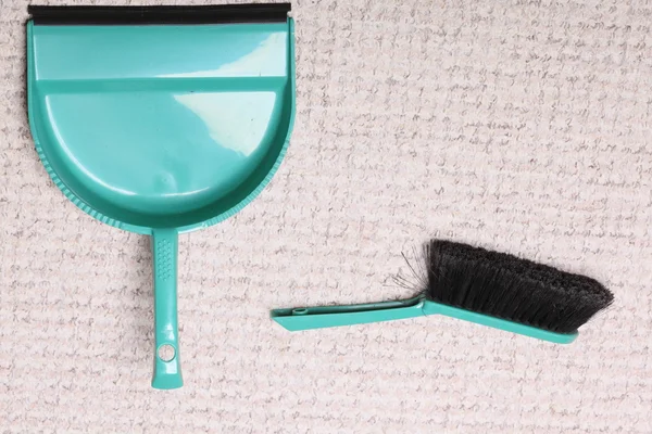 Grüne Kehrbürste und Kehrschaufel auf dem Fußboden - Hausarbeit — Stockfoto