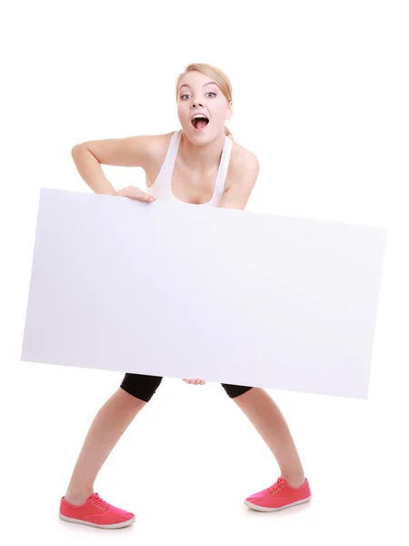 Vrouw grappig breed ogen meisje met blanco billboard teken banner — Stockfoto