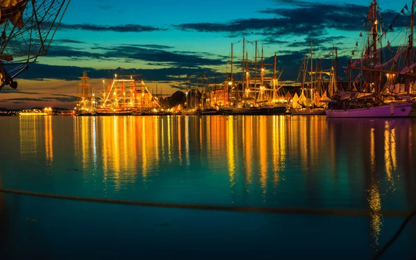 Barcos en el puerto durante las carreras de barcos altos — Foto de Stock